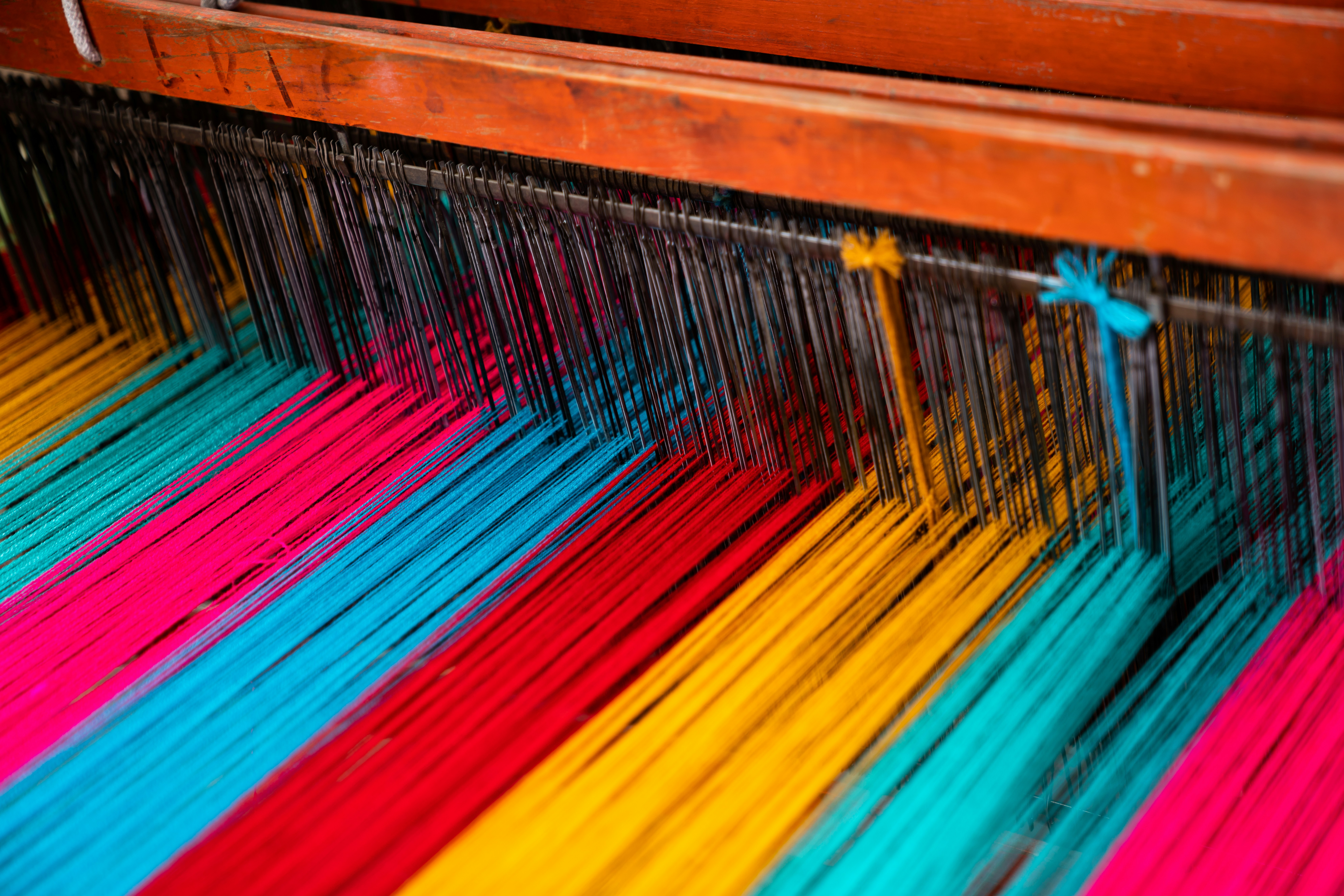Telar de hilos de colores